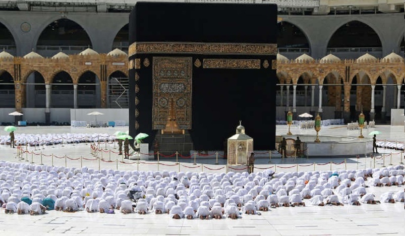 Grand Mosque in Mecca Saudi Arabia drops social distancing